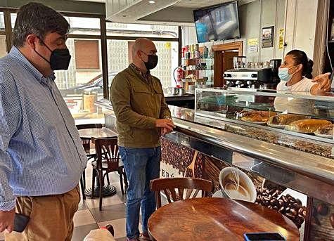 Los foristas Pelayo Barcia y Jesús Martínez Salvador, ayer, durante su visita a negocios afectados.