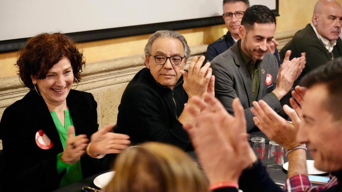 Carlos Fernández Bielsa, junto a Maite Girau, Manoloa Mata y Toni González, anoche en la presentación de su candidatura a la reelección al PSPV provincial.