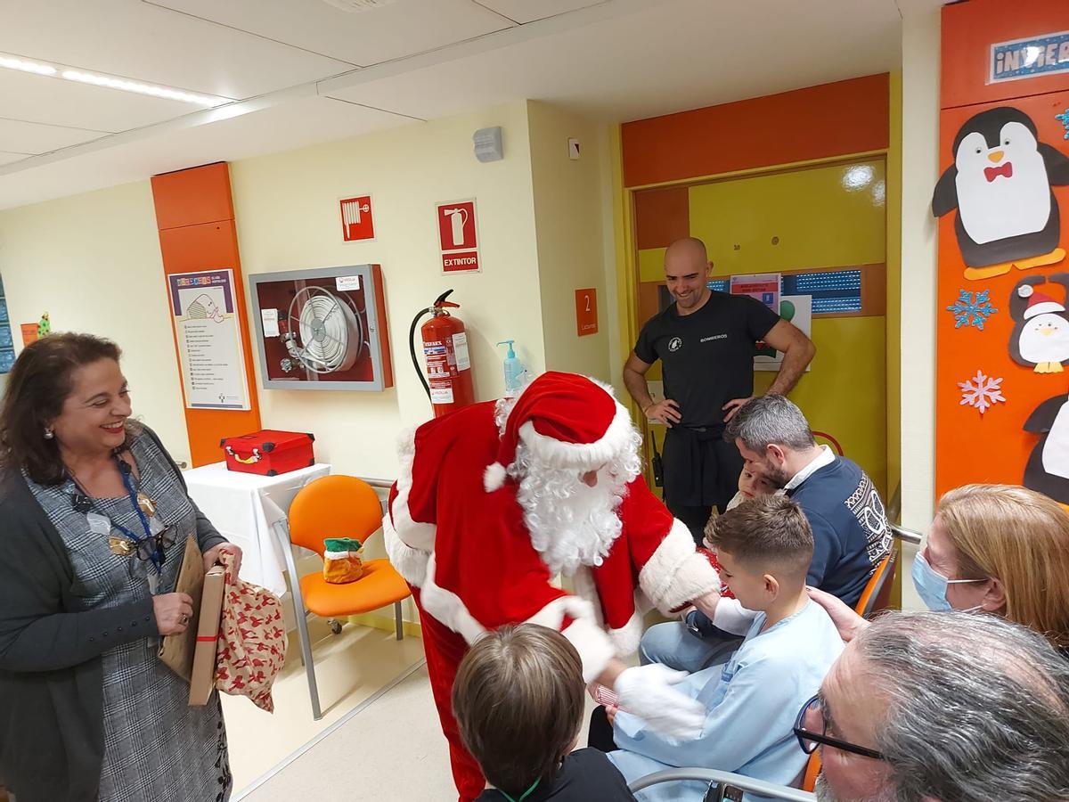 La visita de Papá Noel al Hospital de Cabueñes de Gijón, en imágenes