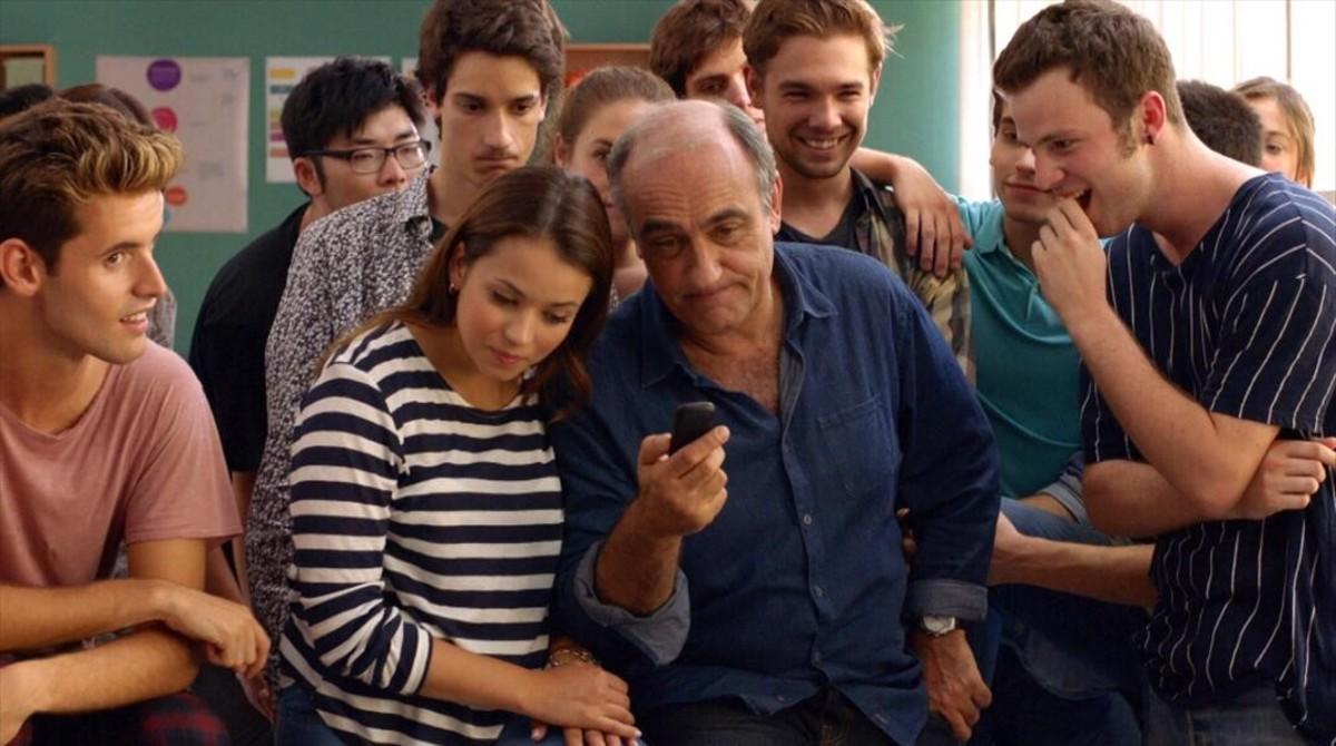 El actor Francesc Orella, junto a algunos de los intérpretes de ’Merlí’, en una imagen de la serie.