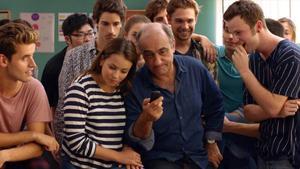 El actor Francesc Orella, junto a algunos de los intérpretes de ’Merlí’, en una imagen de la serie.