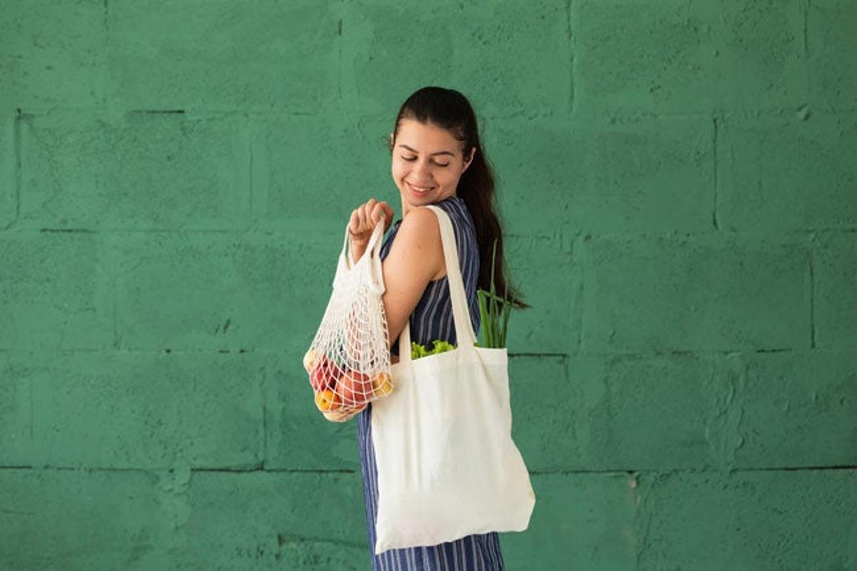 Apuesta por las bolsas de tela para todo..para meter tus compras de objetos o comida, por ejemplo. Di no a las bolsas de plástico ya para siempre.