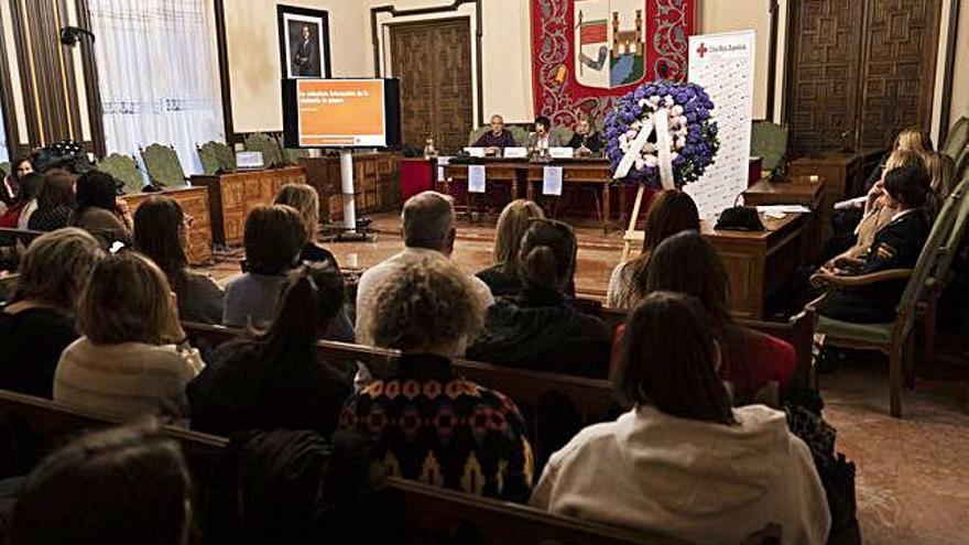 Acto con motivo del Día Internacional contra la Violencia de Género, organizado por Cruz Roja en el Ayuntamiento.