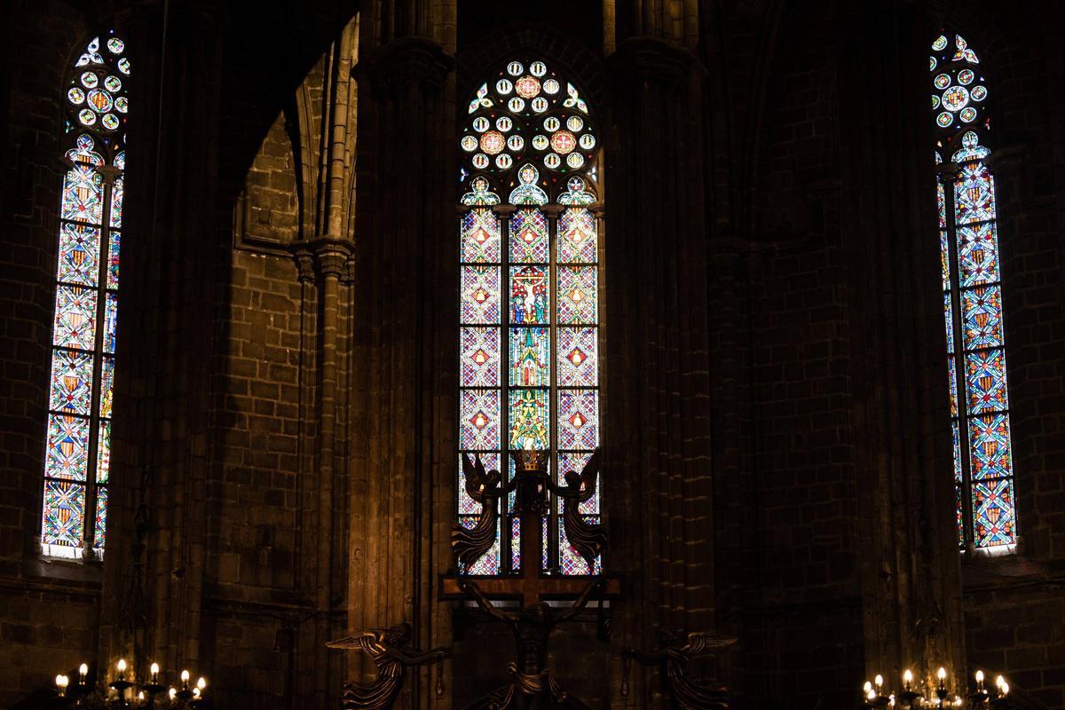 Inauguran los vitrales del ábside restaurados de la catedral de Barcelona