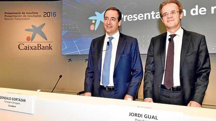 Jordi Gual, presidente de Caixabank, y Gonzalo Cortázar, consejero delegado, en la presentación de resultados.