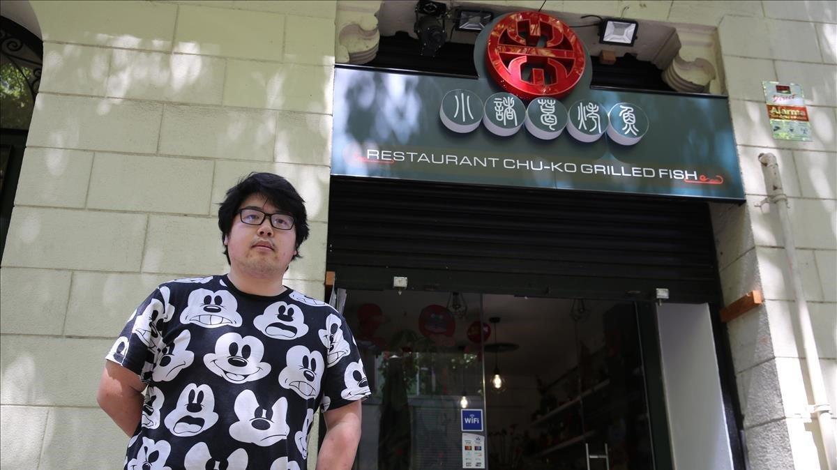 Antonio, frente al restaurante ’Chi-Ku Grilled Fish’ de la calle Còrsega de Barcelona.