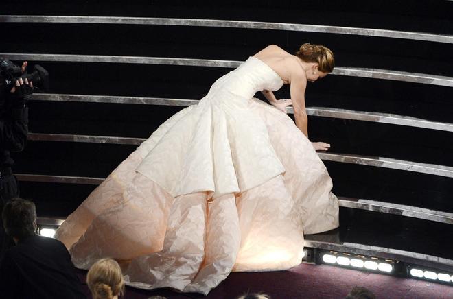 Jennifer Lawrence y su tropezón en los Premios Oscar 2013.