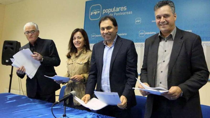 Jesús Cao, Belén Villar, Salvador González Solla y Andrés Sampedro, ayer en la sede del PP. // A. Hernández