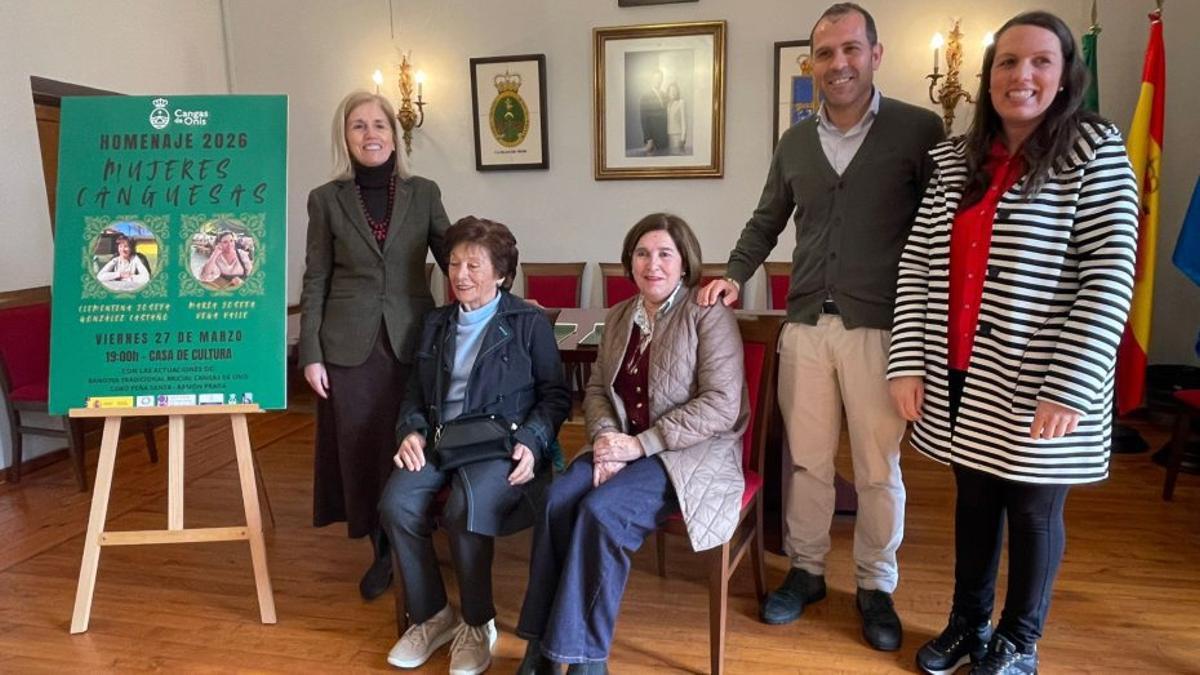 Por la izquierda, Blanca Bueno (edil de Cultura), Menta González, María José Vega, José Manuel González y Lorena Allende (concejala de la Mujer).