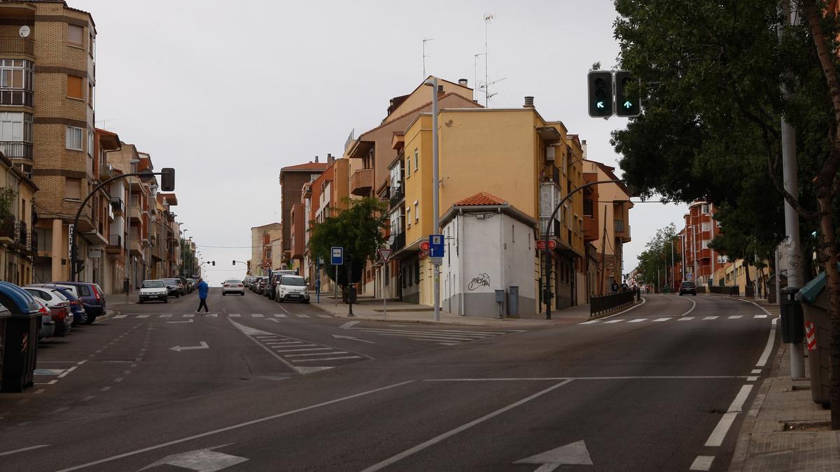 Calle de La Hiniesta, en el barrio de San José Obrero, afectada por la avería de luz.