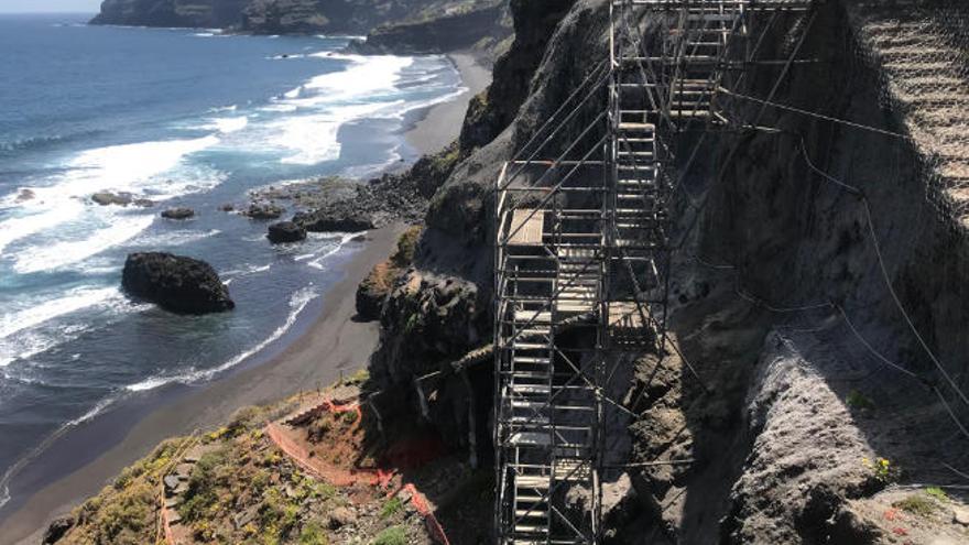 La zona de la obra de la escalera de acceso a la playa de Los Patos, en La Orotava, el pasado 28 de mayo.