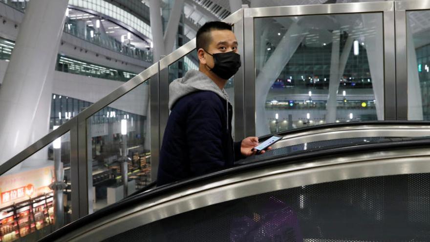 Un passatger amb una màscara en una estació de tren de Hong Kong