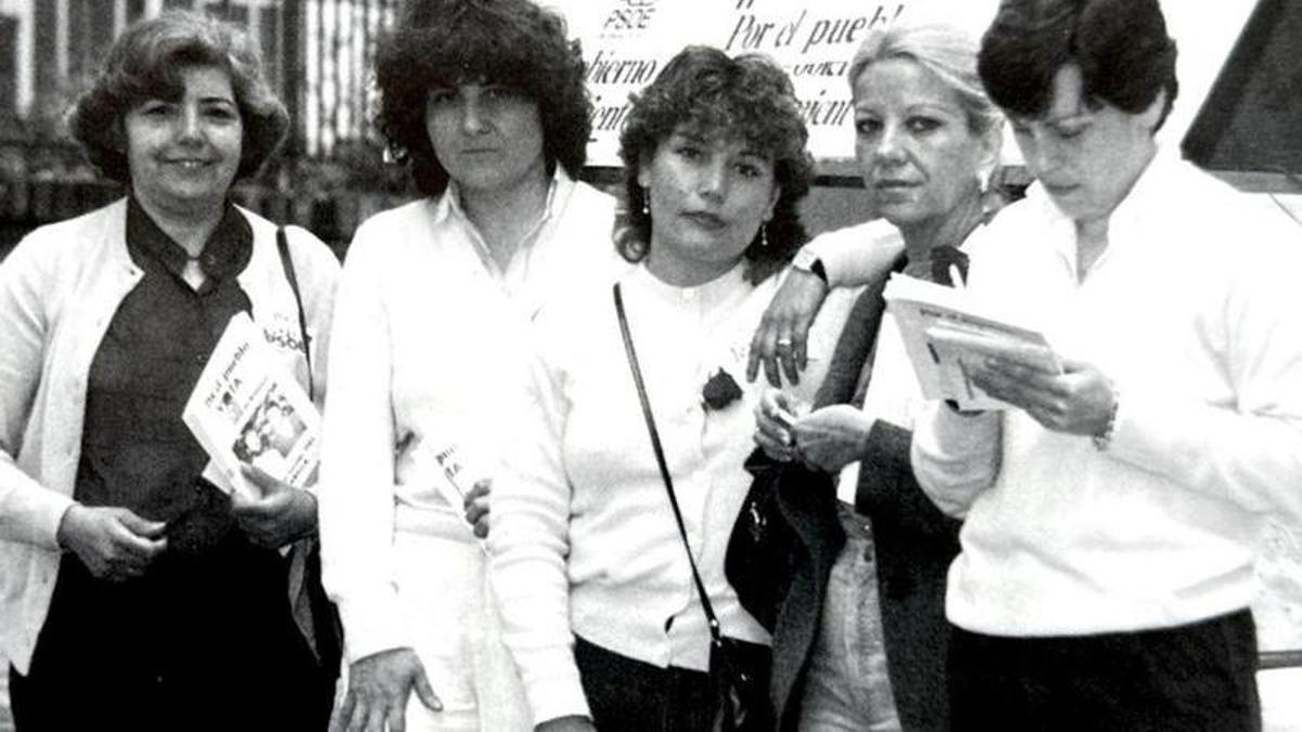 Marina Torres y Pepi Romero, en ambas esquinas, en la campaña electoral de 1983.