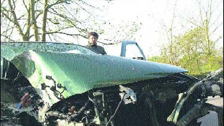 El vehículo siniestrado que provocó el bloqueo en la carretera a Orviz.