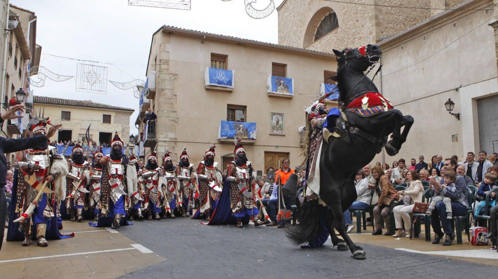 La Filà Marroks, con su capitán Rafael Ortiz, abrió paso a las huestes de la media luna ante la multitud