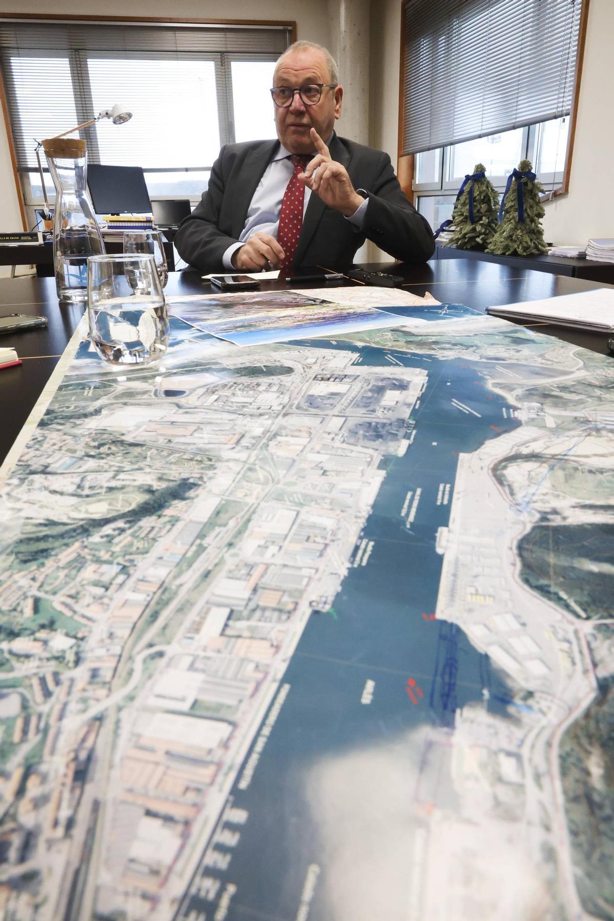 Rodríguez Vega ante una infografía del Puerto.