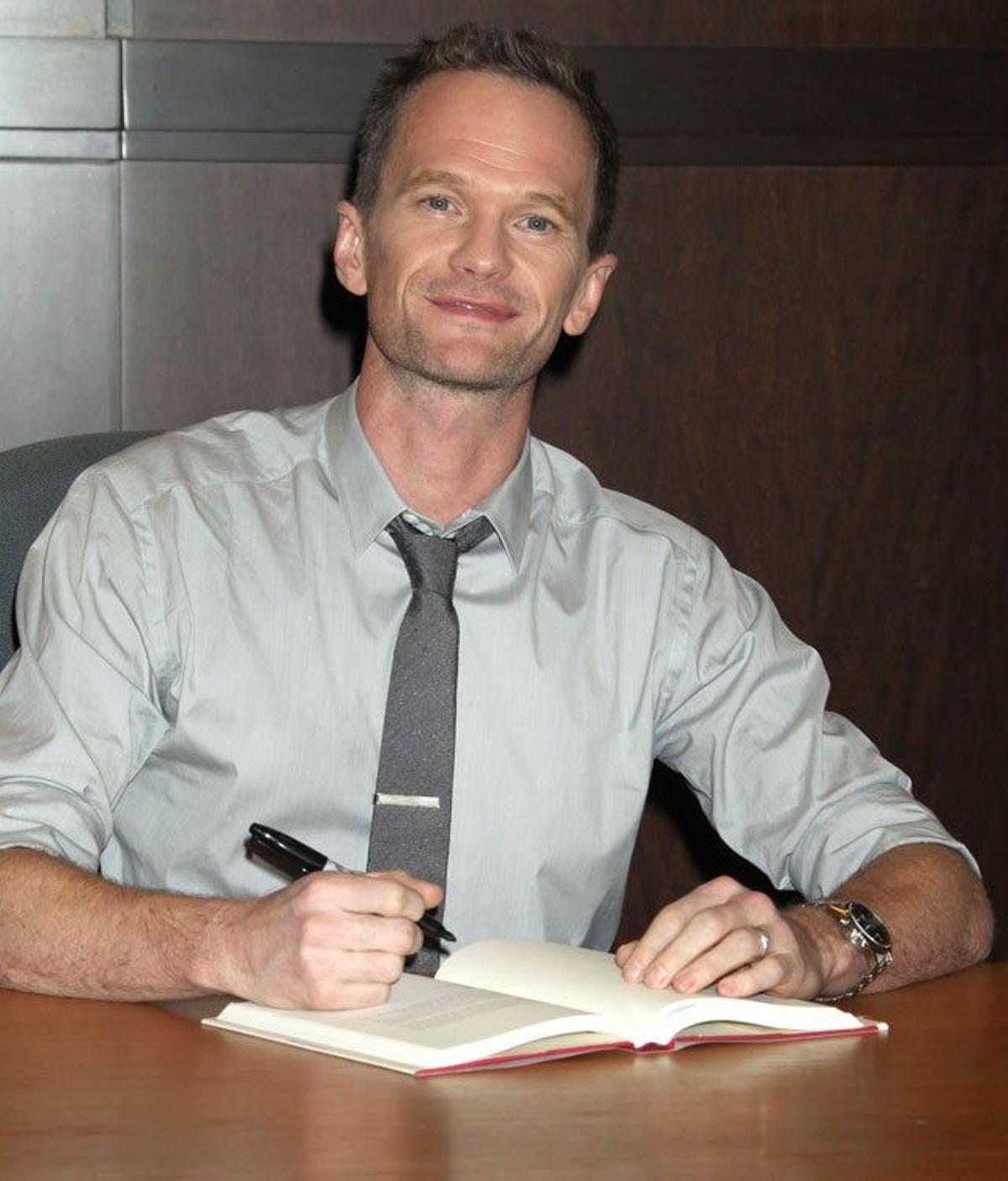 Neil Patrick Harris firma ejemplares de su libro en Los Ángeles