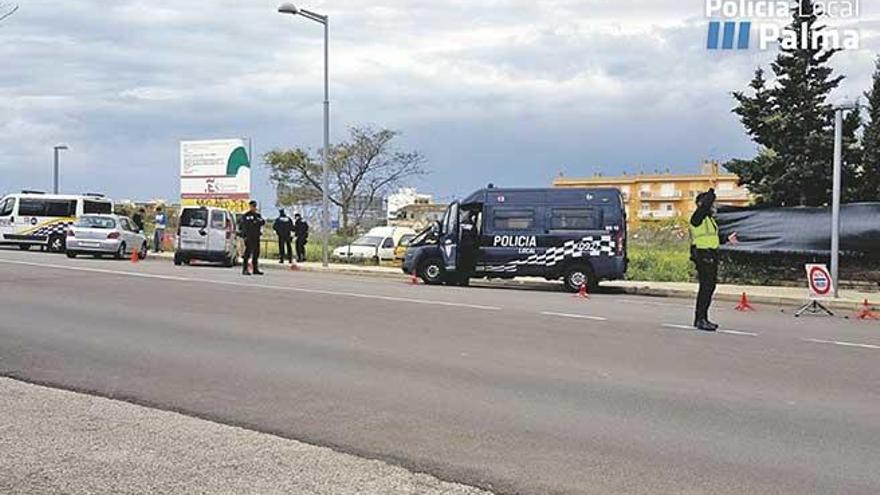 Los agentes, durante el operativo de control en Son Cladera.