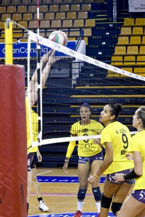 25-02-20 DEPORTES. CENTRO INSULAR DE LOS DEPORTES. LAS PALMAS DE GRAN CANARIA. Entrenamiento y foto de grupo del equipo femenino de volleyball IBSA 7 Palmas.    Fotos: Juan Castro.  | 25/02/2020 | Fotógrafo: Juan Carlos Castro