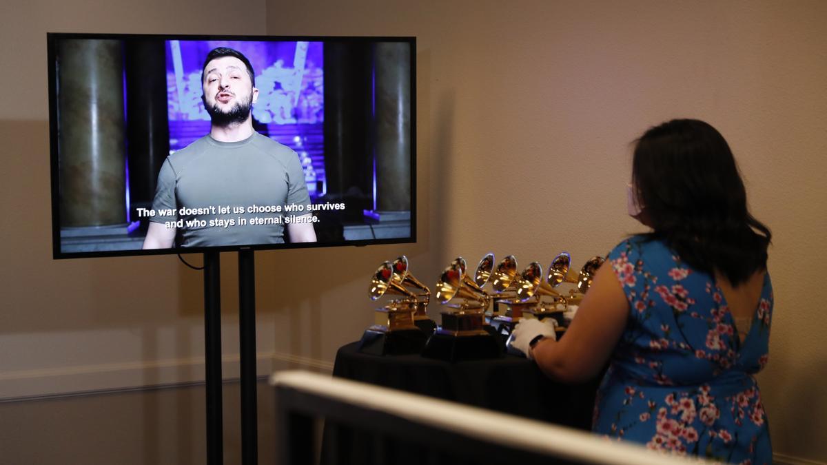 Zelenski en los Grammy: &quot;No hay nada más opuesto a la guerra que la música&quot;.