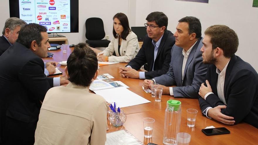 El parlamentario andaluz de Ciudadanos Juan Marín, con directivos de la sociedad Puerto Seco.