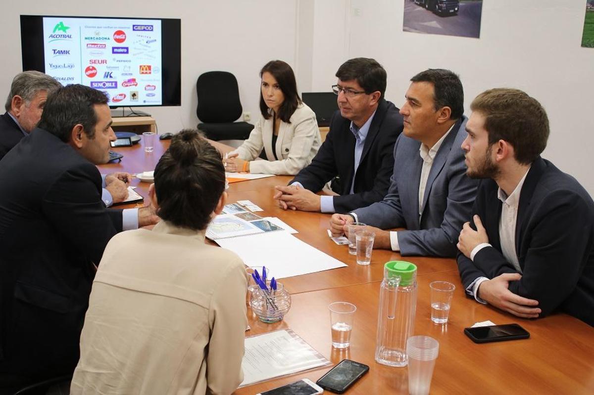 El parlamentario andaluz de Ciudadanos Juan Marín, con directivos de la sociedad Puerto Seco.