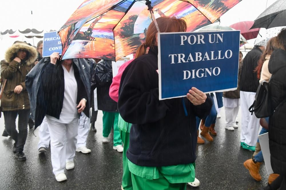 Protesta en defensa de la sanidad frente al Hospital de A Coruña