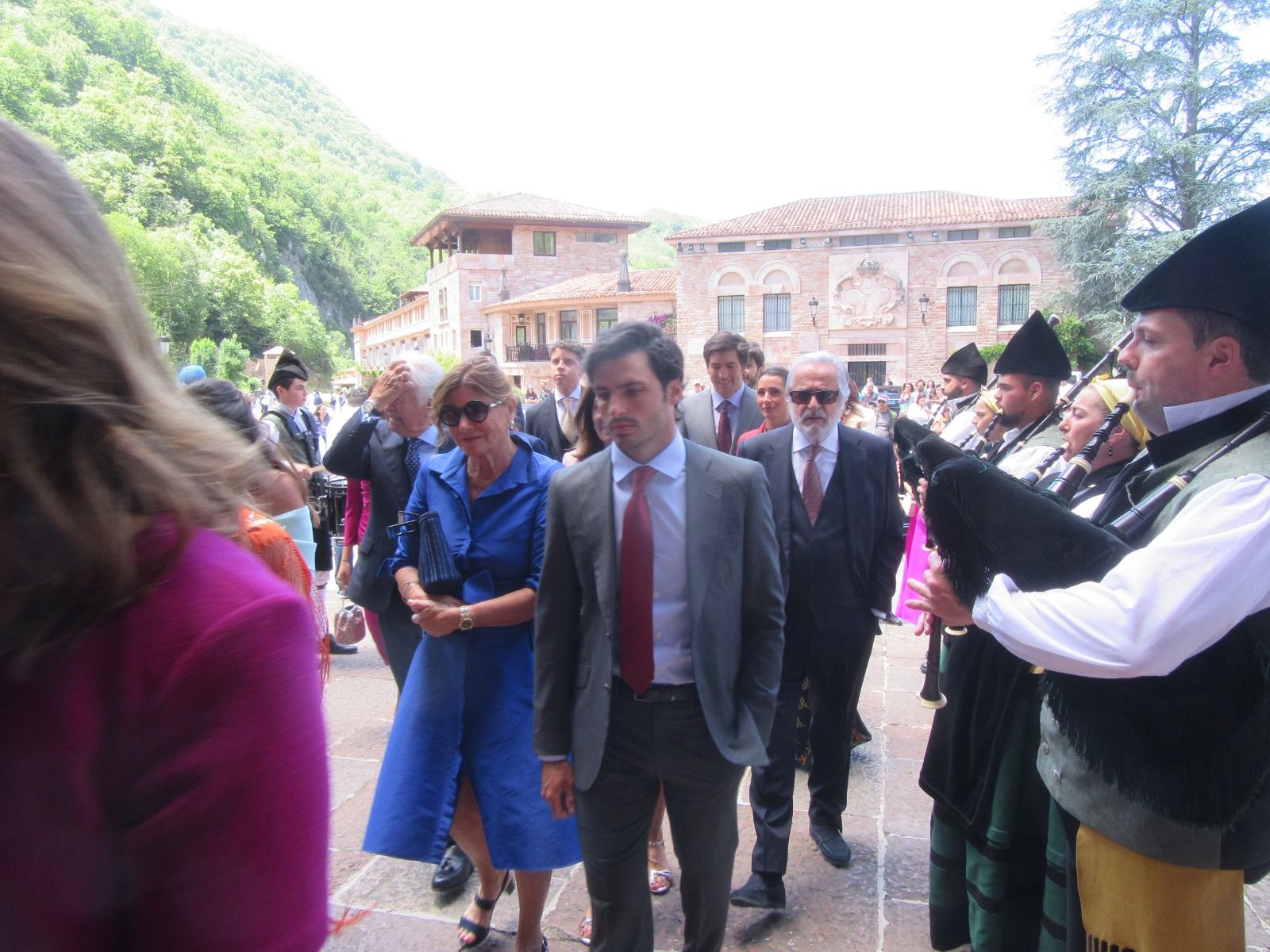 Ana Obregón arrasa en la boda asturiana de su sobrino con una canguesa