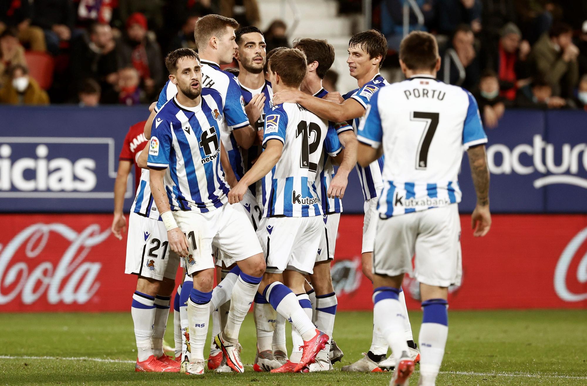 Los jugadores de la Real Sociedad celebran el primer gol del equipo contra Osasuna.