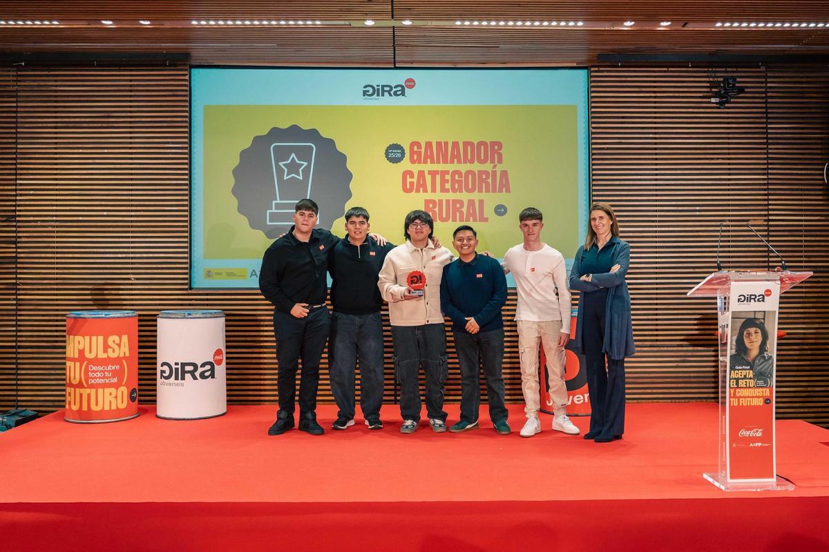 Alumnos del Colegio San Agustín de Fuente Álamo que han llevado a cabo el proyecto recogen el premio.