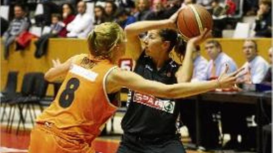 Mariona Ortiz defensant Jordana en el partit d&#039;anada a Fontajau.