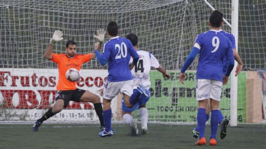 Una acción del partido que jugaron en la primera parte de la Liga atléticos y ´rafelers´.