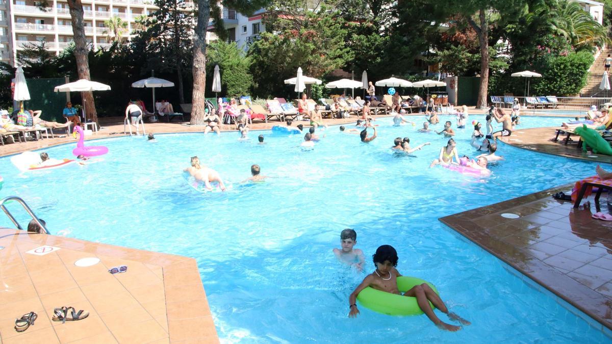 Una piscina de un hotel de Salou, llena de turistas