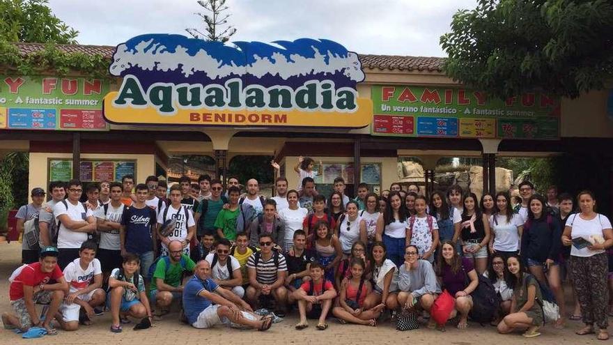 Los integrantes de la Unión Musical de Meaño al completo en Benidorm. // FDV