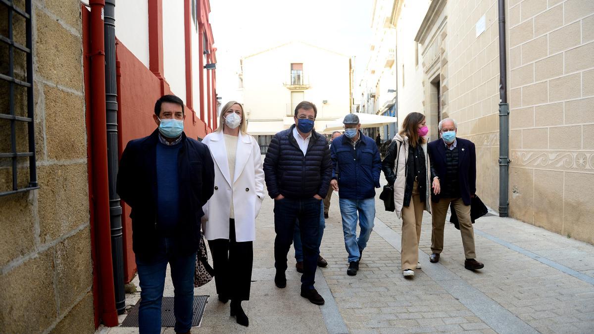 Vara y Martín, junto a Moreno y Cobos, a su llegada a la reunión con los militantes del PSOE de Plasencia.