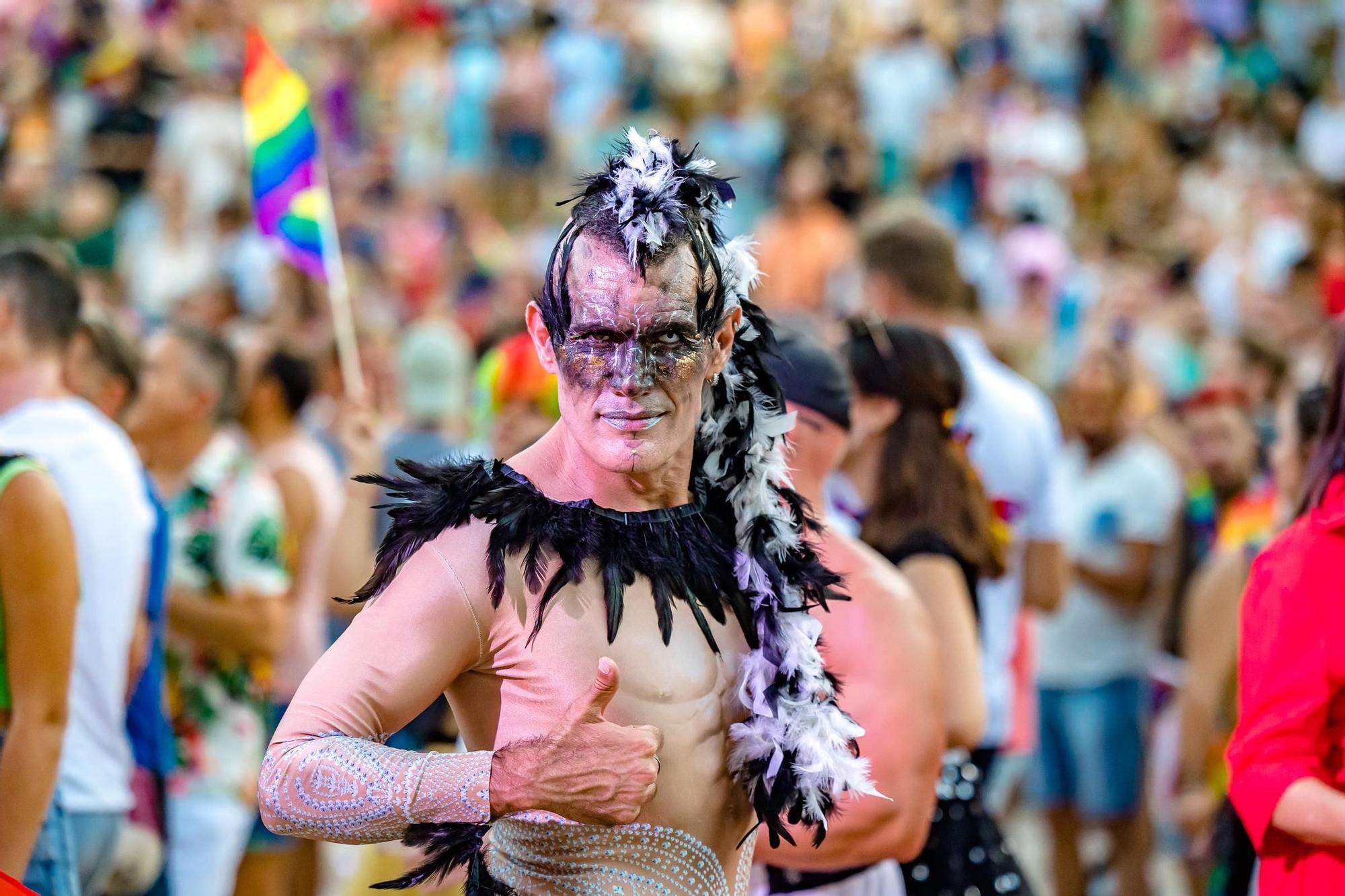 Cientos de personas festejan el Benidorm Pride con un multitudinario desfile y una fiesta en l'Aigüera