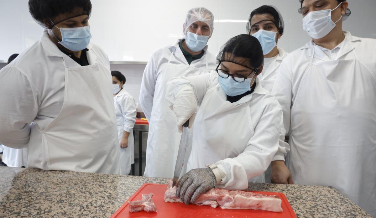 Cada asociación empresarial proporciona los comercios donde los alumnos pueden hacer prácticas.