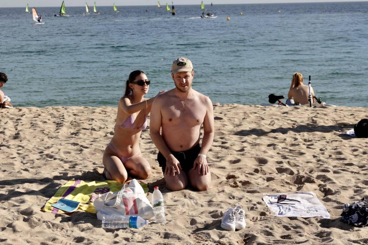 Barceloneses acuden a la playa por las altas temperaturas de noviembre