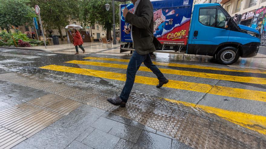 La nueva Avenida de la Constitución, hecha un río por la lluvia ante la falta de imbornales