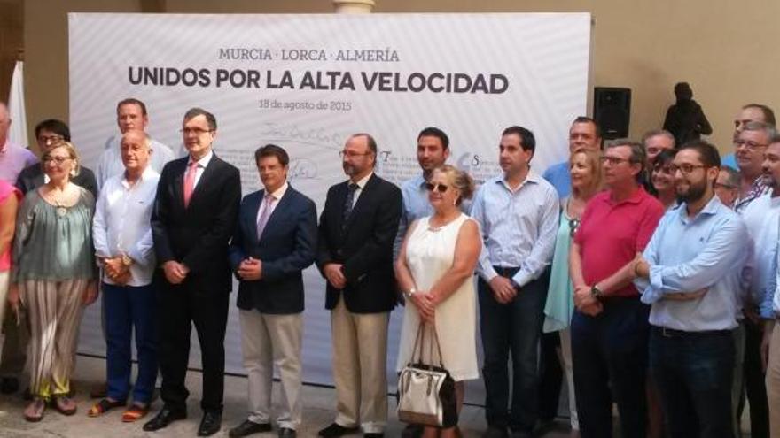 Los alcaldes de Murcia, José Ballesta; Lorca, Francisco Jódar; y Almería, Luis Rogelio Rodríguez-Comendador,                                                    estuvieron arropados por parte de su corporación y otros miembros de la sociedad civil y empresarial lorquina durante la firma.