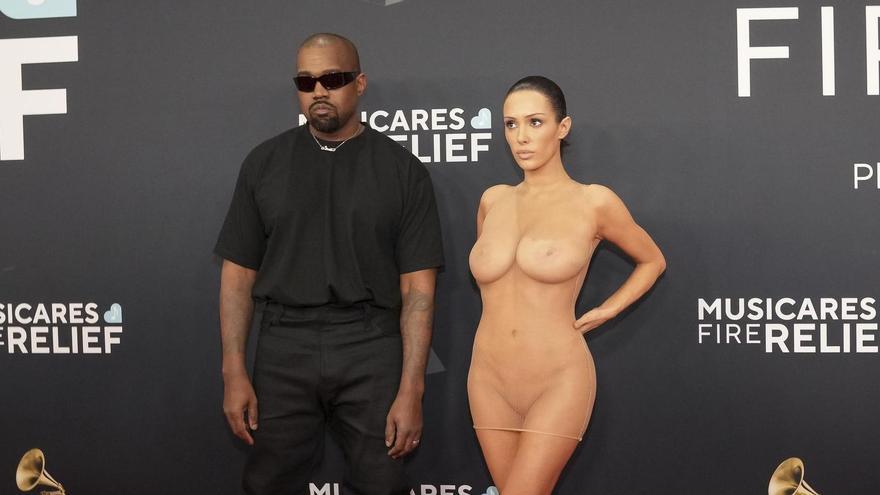 Polémica en los Grammy: Bianca Censori, esposa de Kanye West, posa completamente desnuda