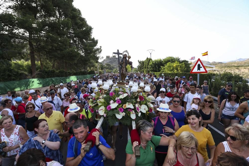 Novelda arropa a su patrona en la romería