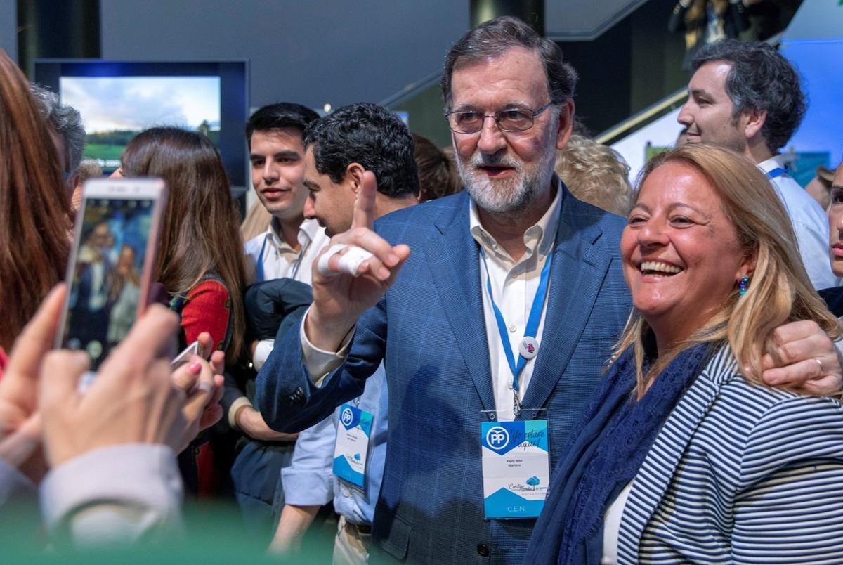 GRAF7865. SEVILLA, 07/04/2018.- El presidente del Gobierno, Mariano Rajoy, posa para una foto con una militante, durante la Convención Nacional del PP que se celebra hoy en Sevilla. EFE/Julio Muñoz