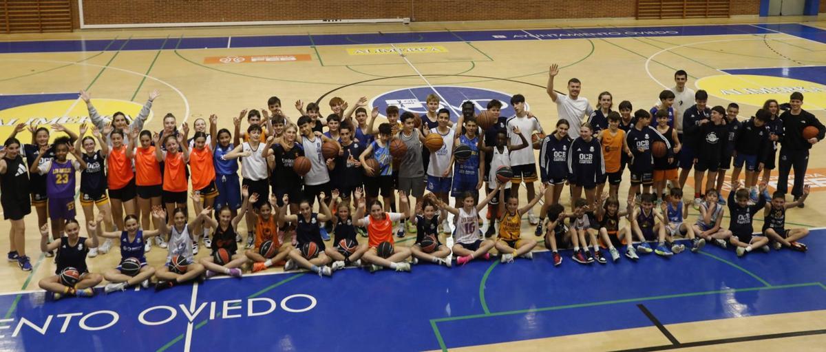 Jugadores de la cantera del Alimerka Oviedo, ayer, en Pumarín, celebran la elección de Iyana Martín y Marta Suárez para el draft y animan al primer equipo en su pelea por el play-off. |