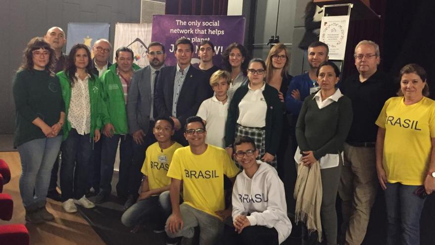 Organizadores de la Gira por la infancia con los representantes municipales.