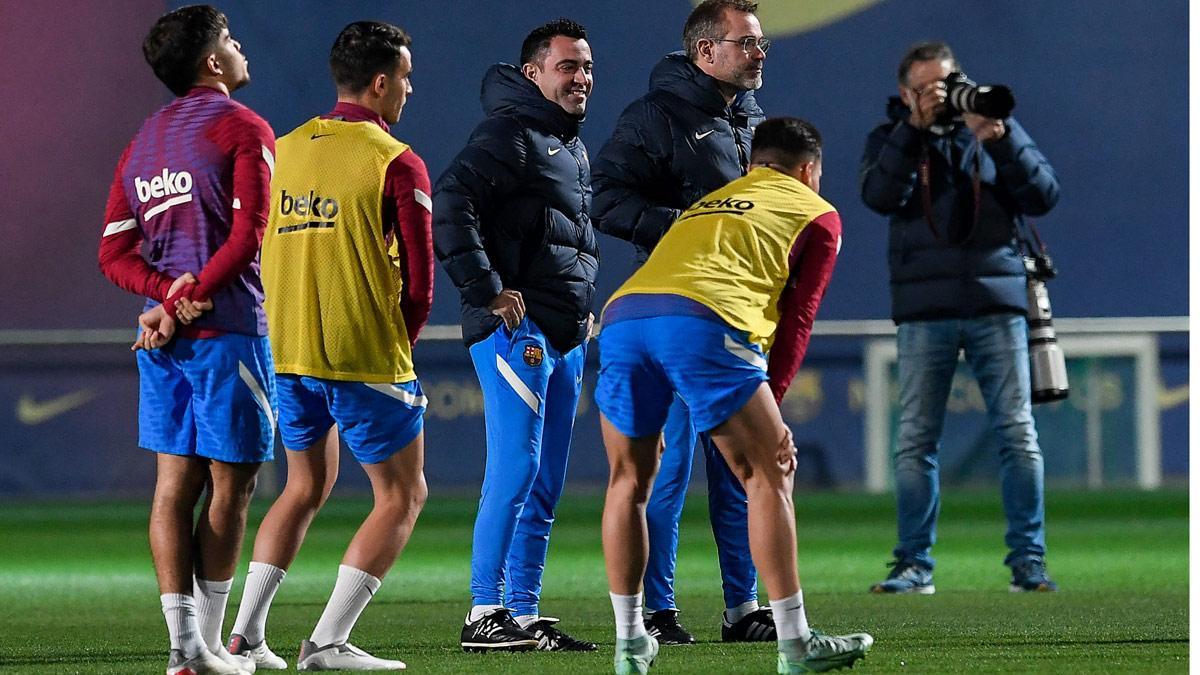 Caras de felicidad, abrazos e ilusión: Así celebraron los jugadores del Barça la victoria ante el Espanyol