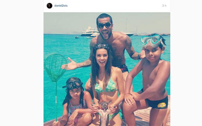 Dani Alves apura sus vacaciones junto a su familia