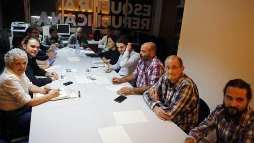 Joan Lladó (izquierda), ayer noche en la reunión de la ejecutiva de ERC.