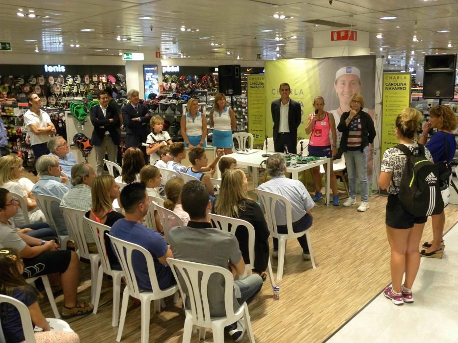 La jugadora de pádel malagueña presenta su proyecto solidario con una charla en El Corte Inglés