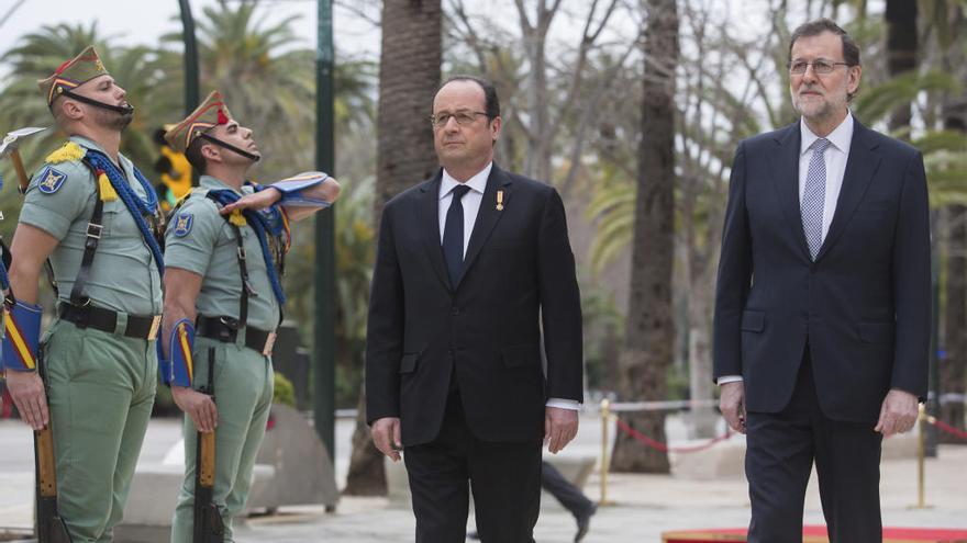 Los presidentes de los Gobiernos de España, Mariano Rajoy (d), y Francia, François Hollande, a su llegada a la XXV cumbre bilateral Hispano-Francesa en Málaga.